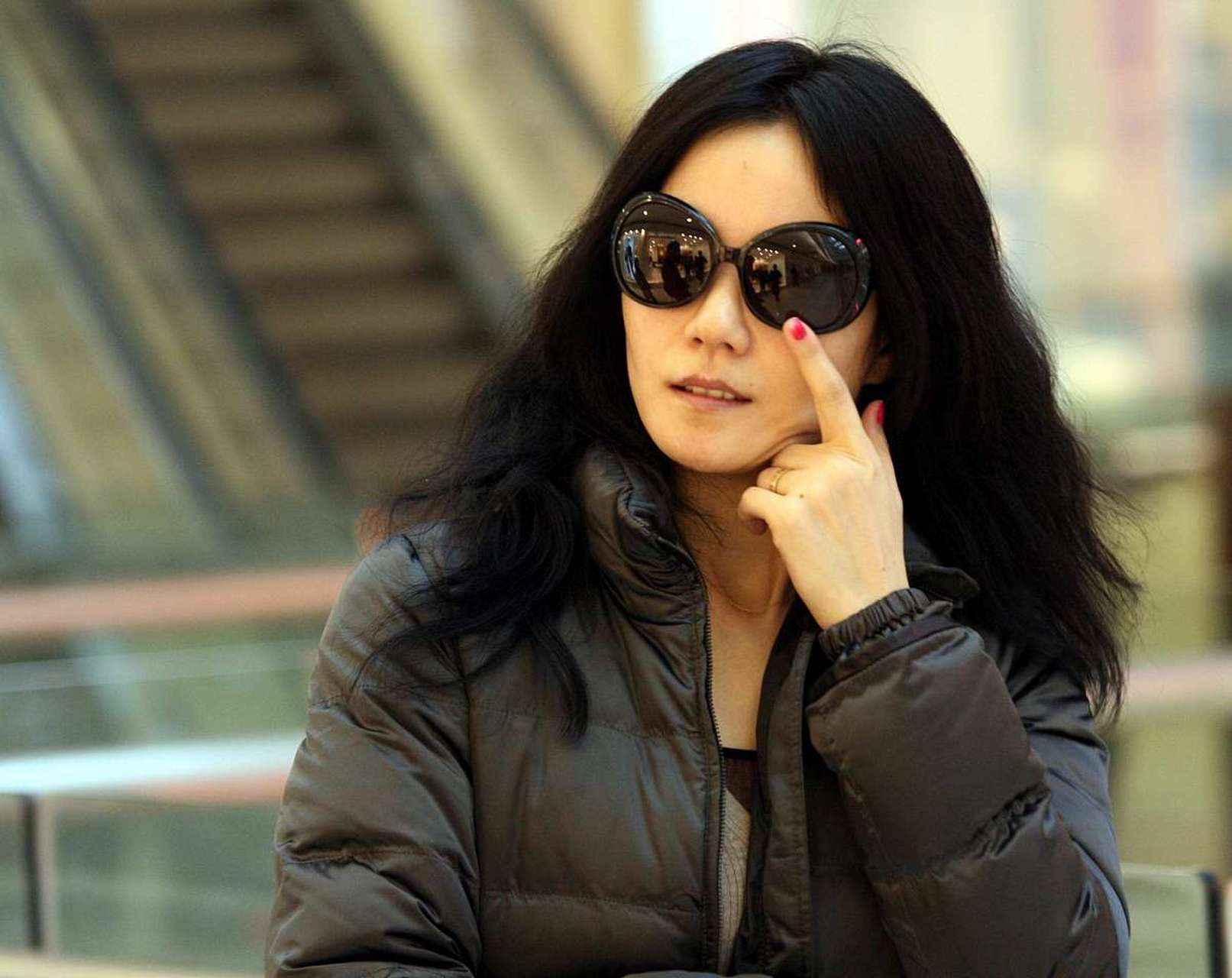 回首过去,16年前的王菲素面朝天,散发着一种独特的气质.