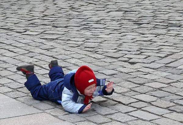 孩子摔跤哭了不用管?否定孩子的痛苦不可取,同情才是正确的方式