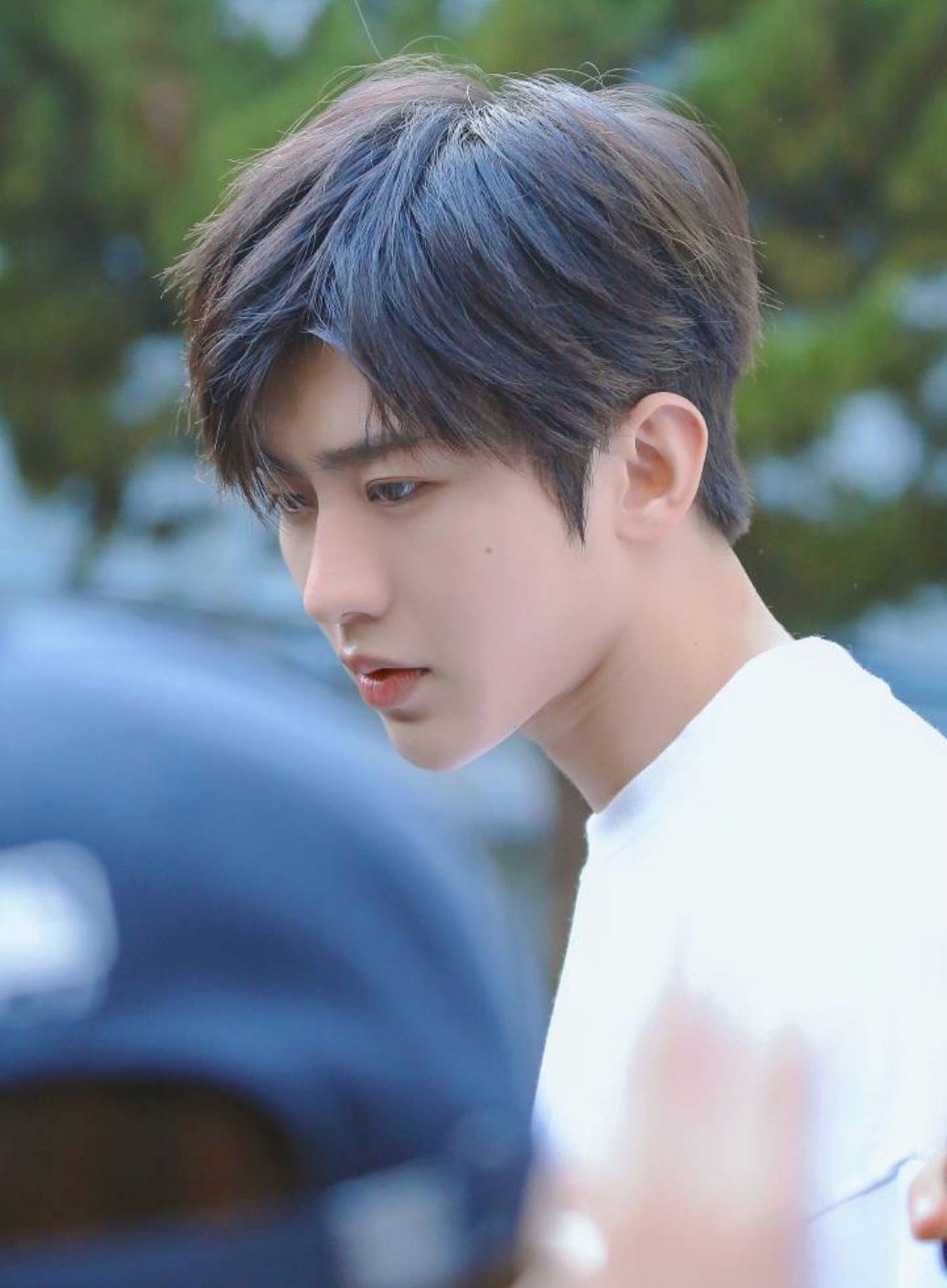 蔡徐坤韩国外出,白色卫衣少年感十足,这头身比真优越