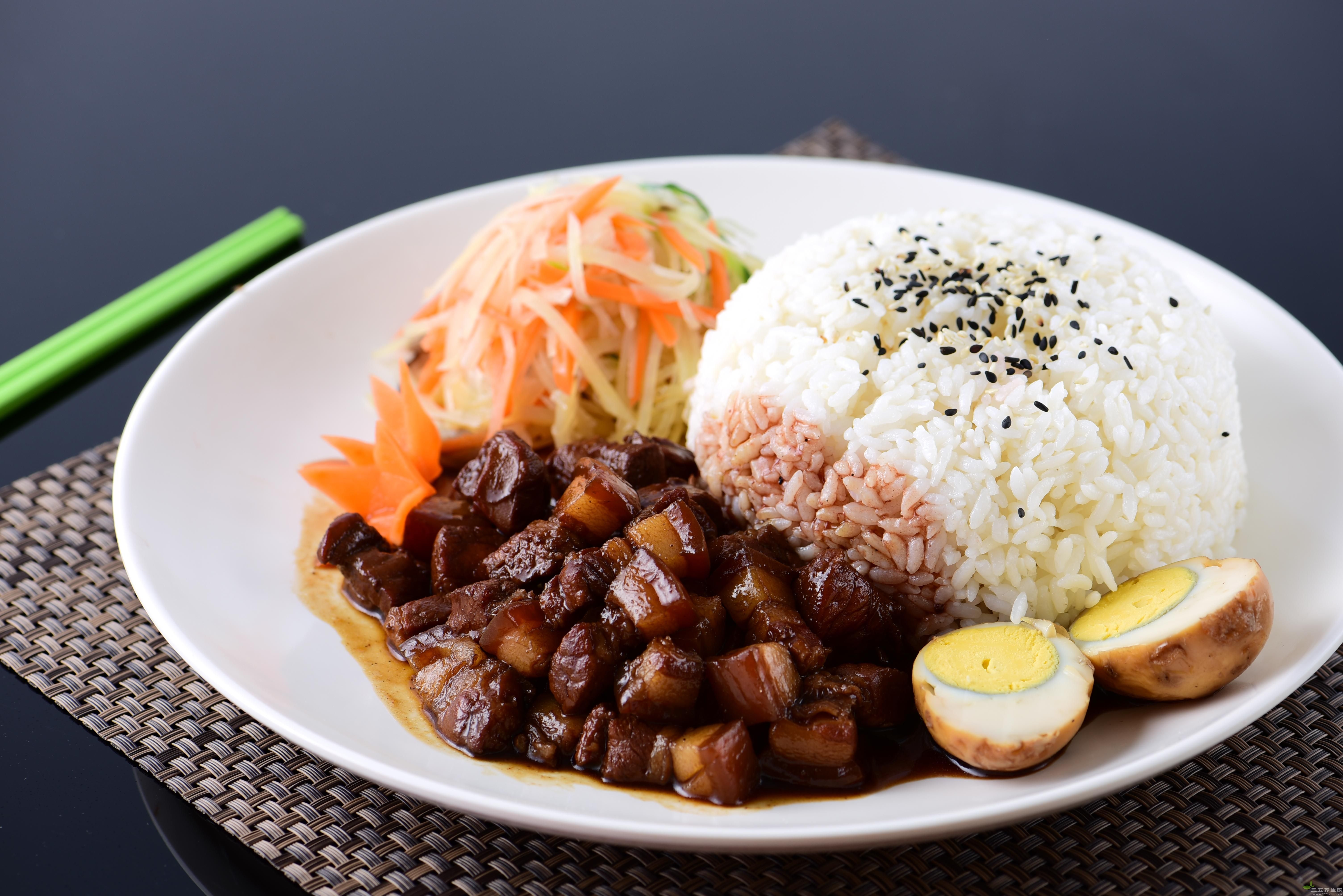 盛出米饭,浇上卤肉汁,再摆上烫熟的青菜,切开的卤蛋,即可食用.