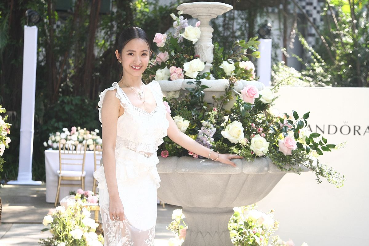 林依晨白色裙装美如新娘,性感透视秀纤细美腿