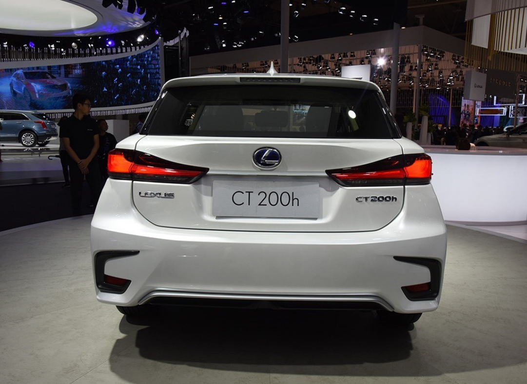 雷克萨斯ct运动感和科技感并存,车身线条很饱满,车身优美流畅