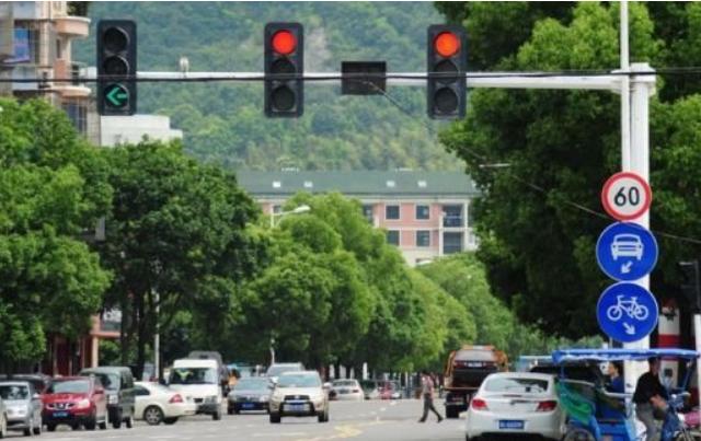 红灯可以右转却被扣6分罚200元?很多车主都无处喊冤,后悔才知道