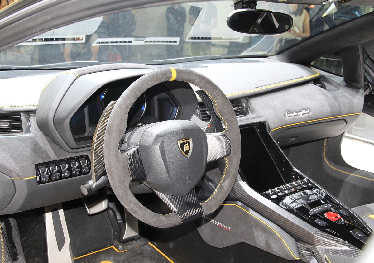 内饰的布局比较简单,主要以碳纤的材质为主,很有跑车的元素风格