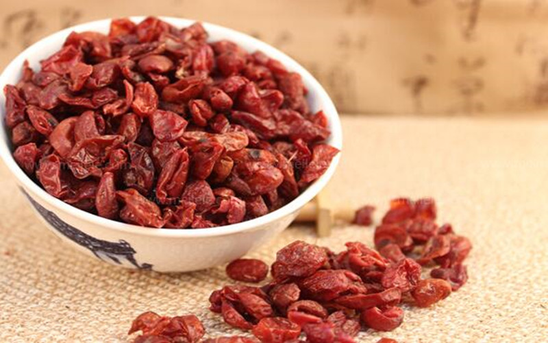 山茱萸是一种常见的中药,和红枣有点相像,对人体也很多作用.