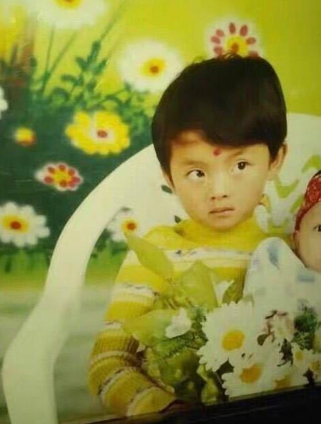 杨超越童年照大曝光,与现在相比差距很大,真是女大十八变啊