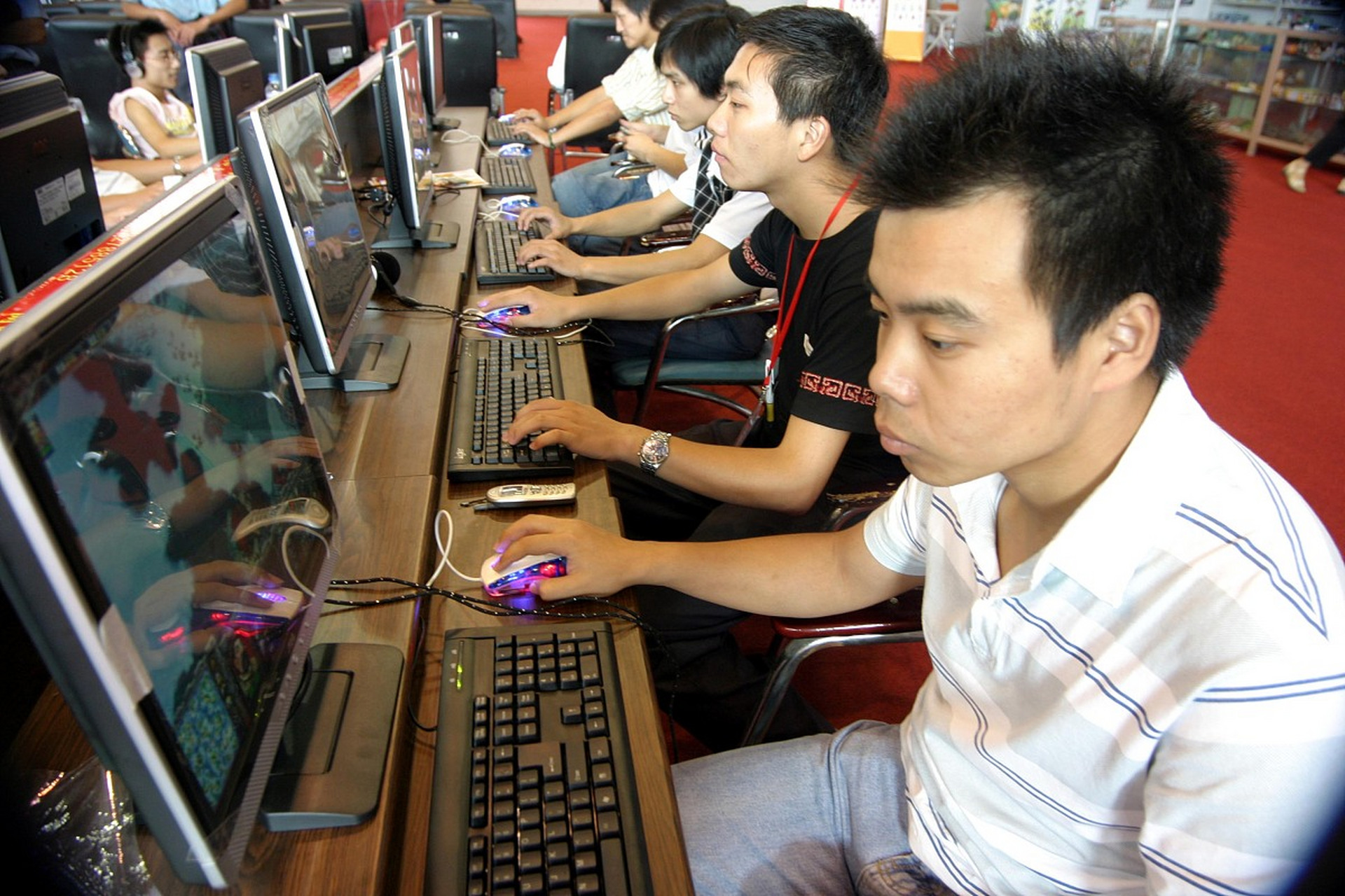 "废男人"vs"好男人":  "废男人"的特征:1,沉迷于网络游戏;2,整天宅