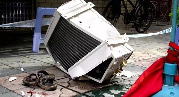 惨剧!格力空调砸中了美的安装工?