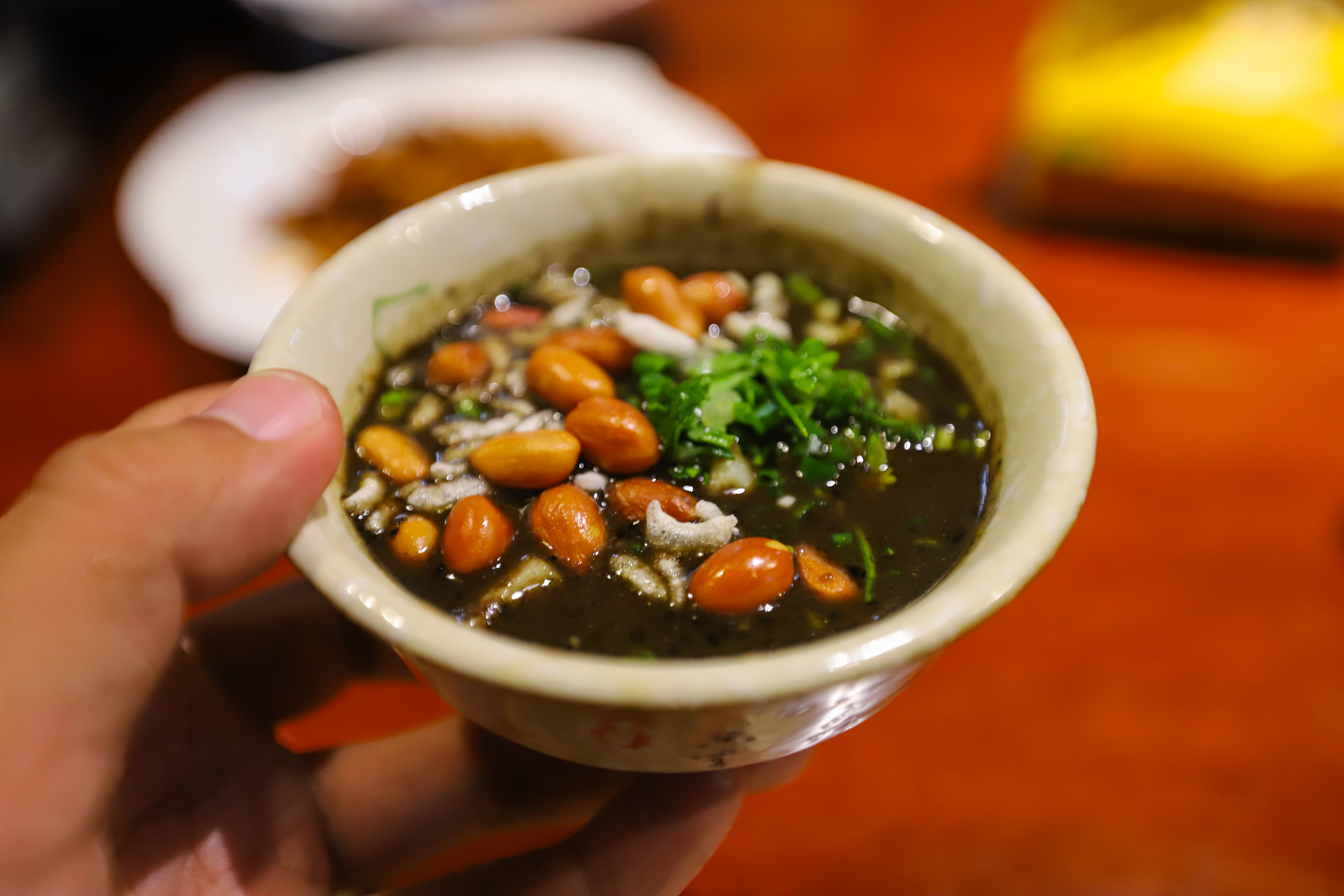 黑油菜是用猪板油熬好黑茶叶,加汤,放进油茶罐用火炜.