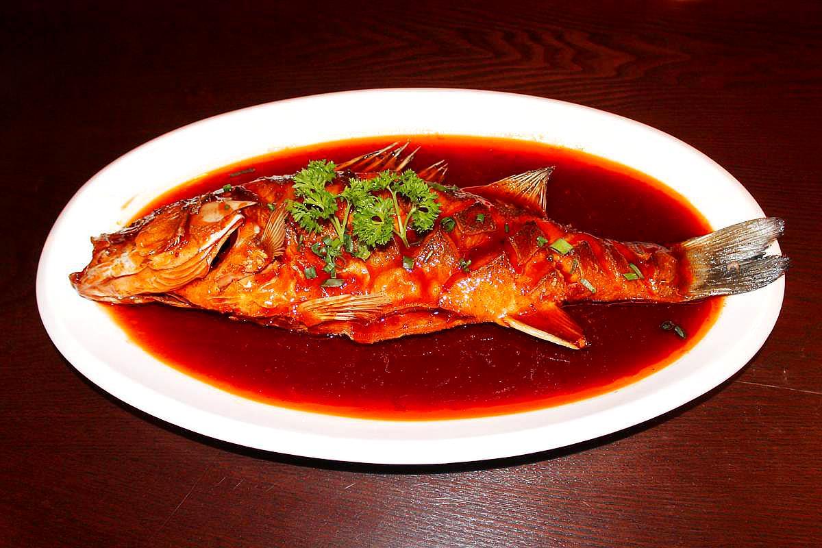 6,红烧鲈鱼 鲈鱼具有很高的营养价值,一道红烧鲈鱼,寓意来年红红火火
