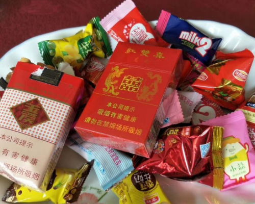 婚宴上的喜糖和喜烟,红双喜,玉溪(喜),都要带有一个喜字或者谐音.