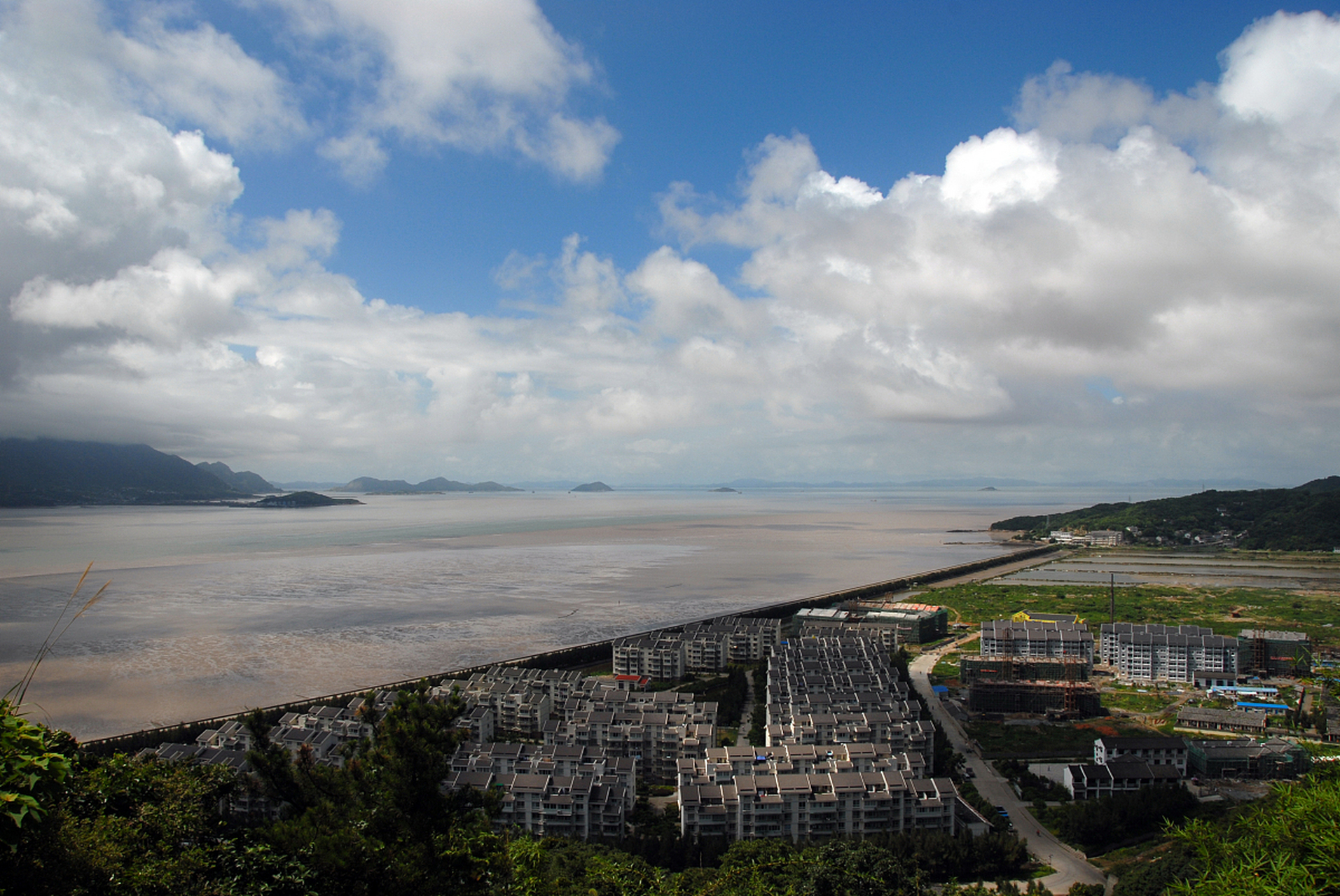 岱山岛是浙江省舟山群岛中部的旅游胜地,拥有鹿栏晴沙,慈云禅寺,东沙