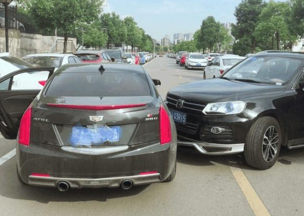 众泰t600撞上凯迪拉克,现场让人惊讶,网友:再也不信这车