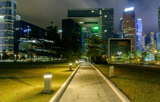 添马公园,这里有大片的草坪,是个尽情享受城市绿化空间的好地方