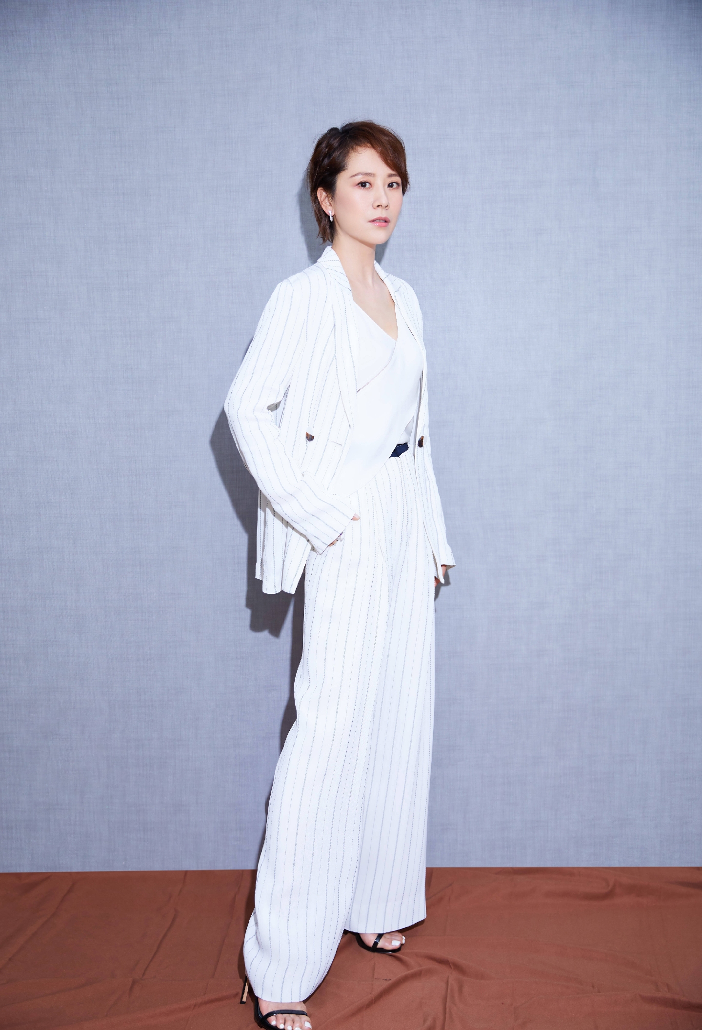 海清穿条纹西装出席活动,"小心机"内搭时髦减龄,不像41岁