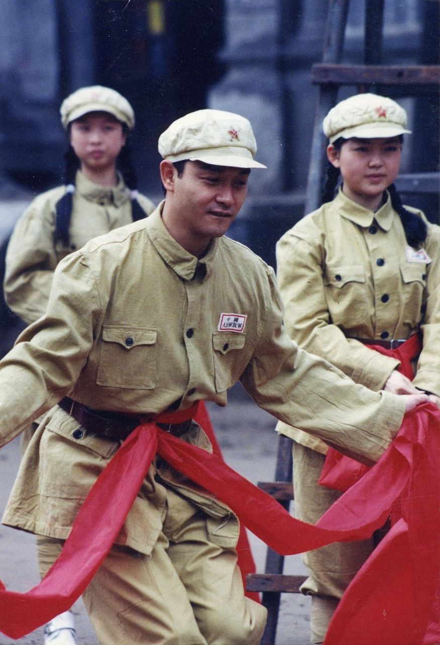 电影《红色恋人》是一部由张国荣和梅婷主演的作品,然而在当年的