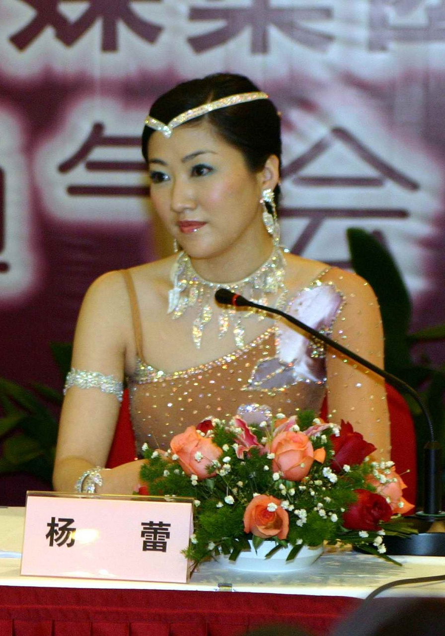 美女主持人杨蕾,嫁给了身价10亿的土豆网老板王微,婚后才1年,老公有