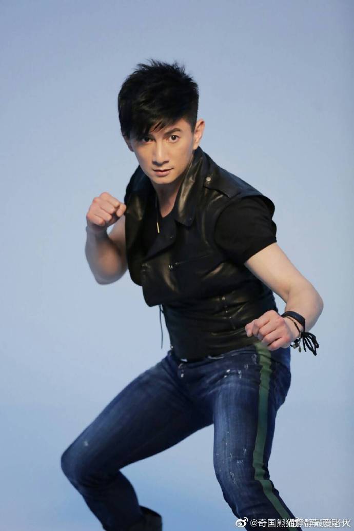 吴奇隆 棒棒哒!2013年背着它探班犀利仁师,多次见到隆哥,人很好!