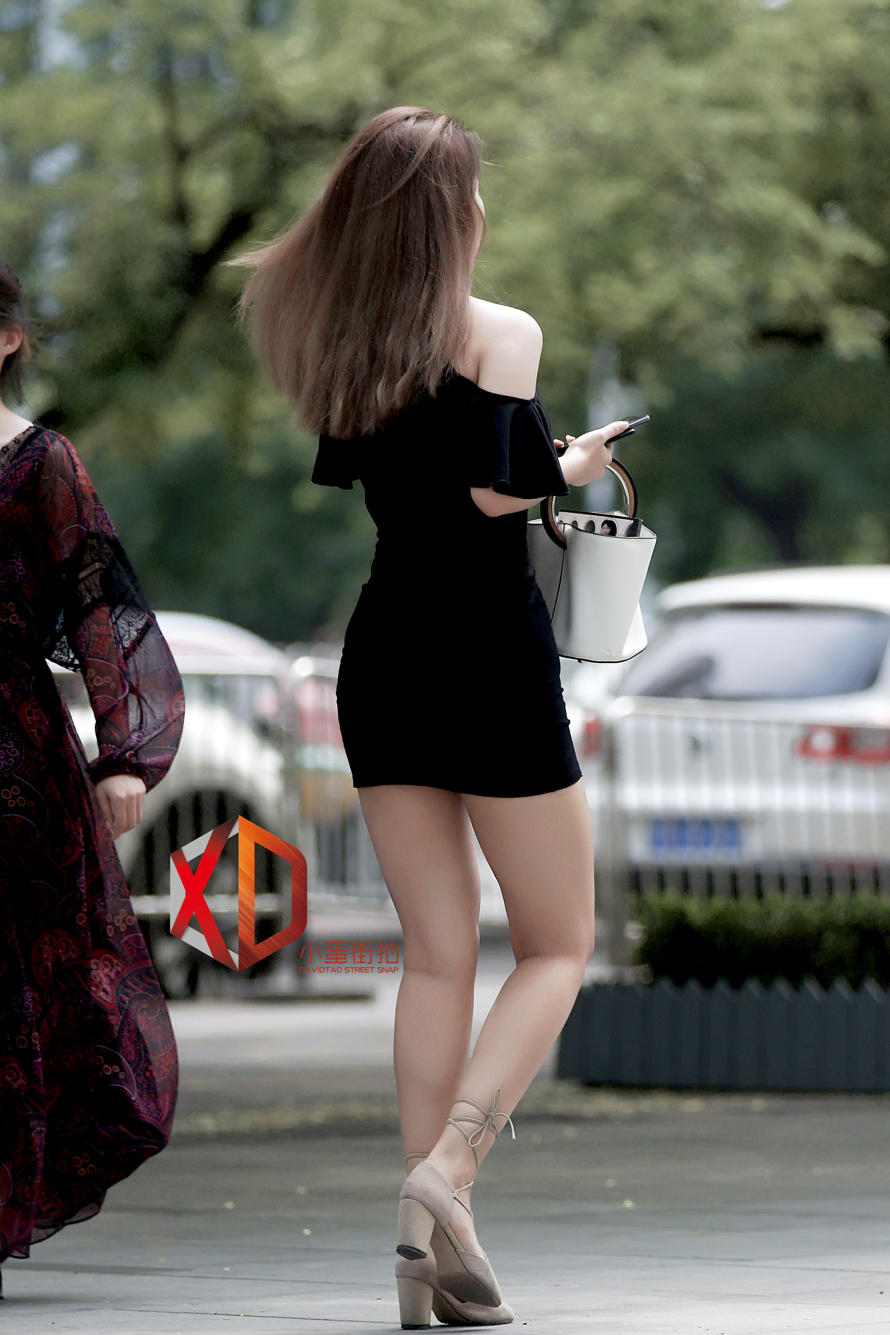 街拍东莞:街头娇艳的姐姐,身材丰腴,纤细长腿,黑色超短连衣裙