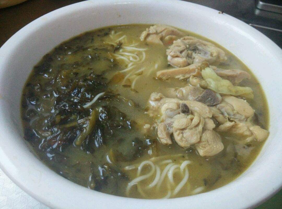 肉丝酸菜粉汤,搭配简单,吃起来滑嫩入味,而且好吃又下饭