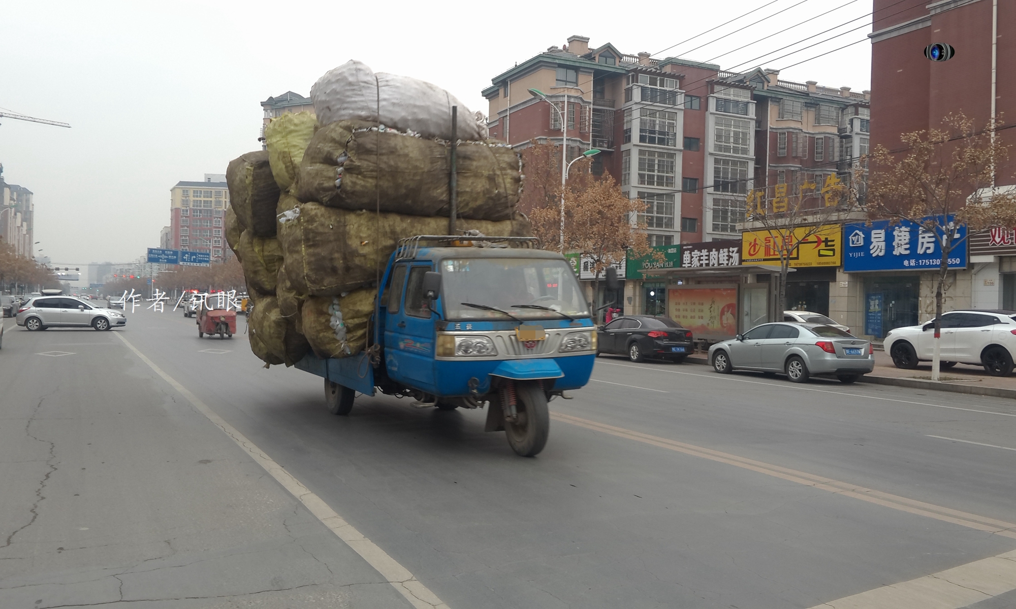 这辆农用三轮车在城区成焦点,小轿车和行人为其捏把汗!