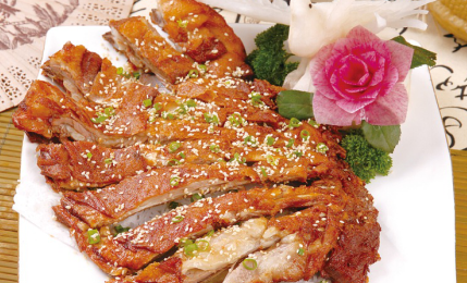 蒜香烤羊排:麻辣鲜香,好友聚餐的佳品