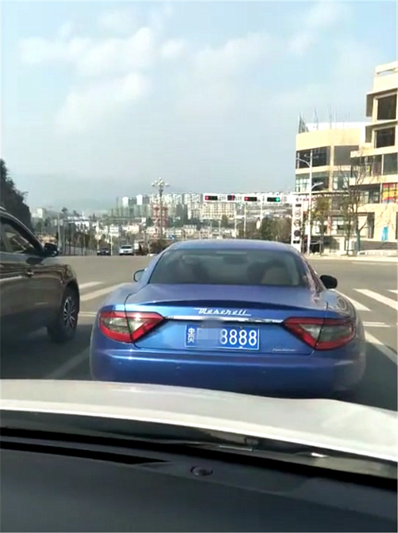 六盘水偶遇玛莎拉蒂gt,车价191万,单单车牌号就值80万!