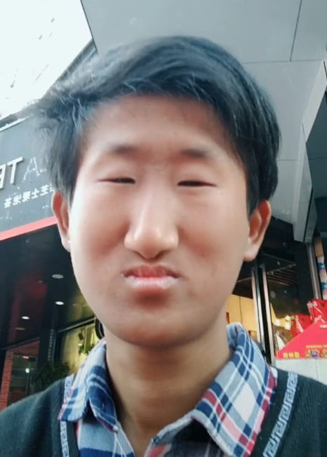 绿豆眼小哥哥走红,这眼睛长得真给脸省地方,网友:长得真别致!