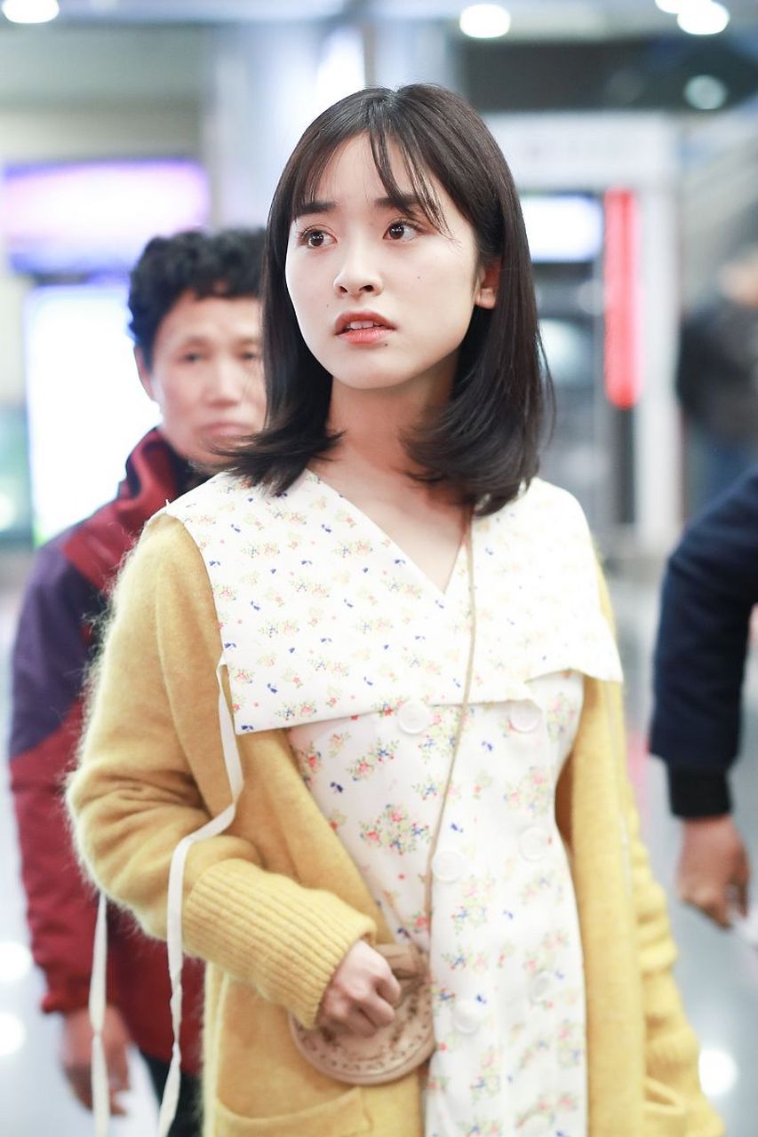 沈月最近在微博账号上分享九宫格,眼尖的网友发现其中