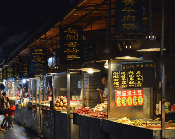 武汉的游人必到的景点,户部巷美食街!