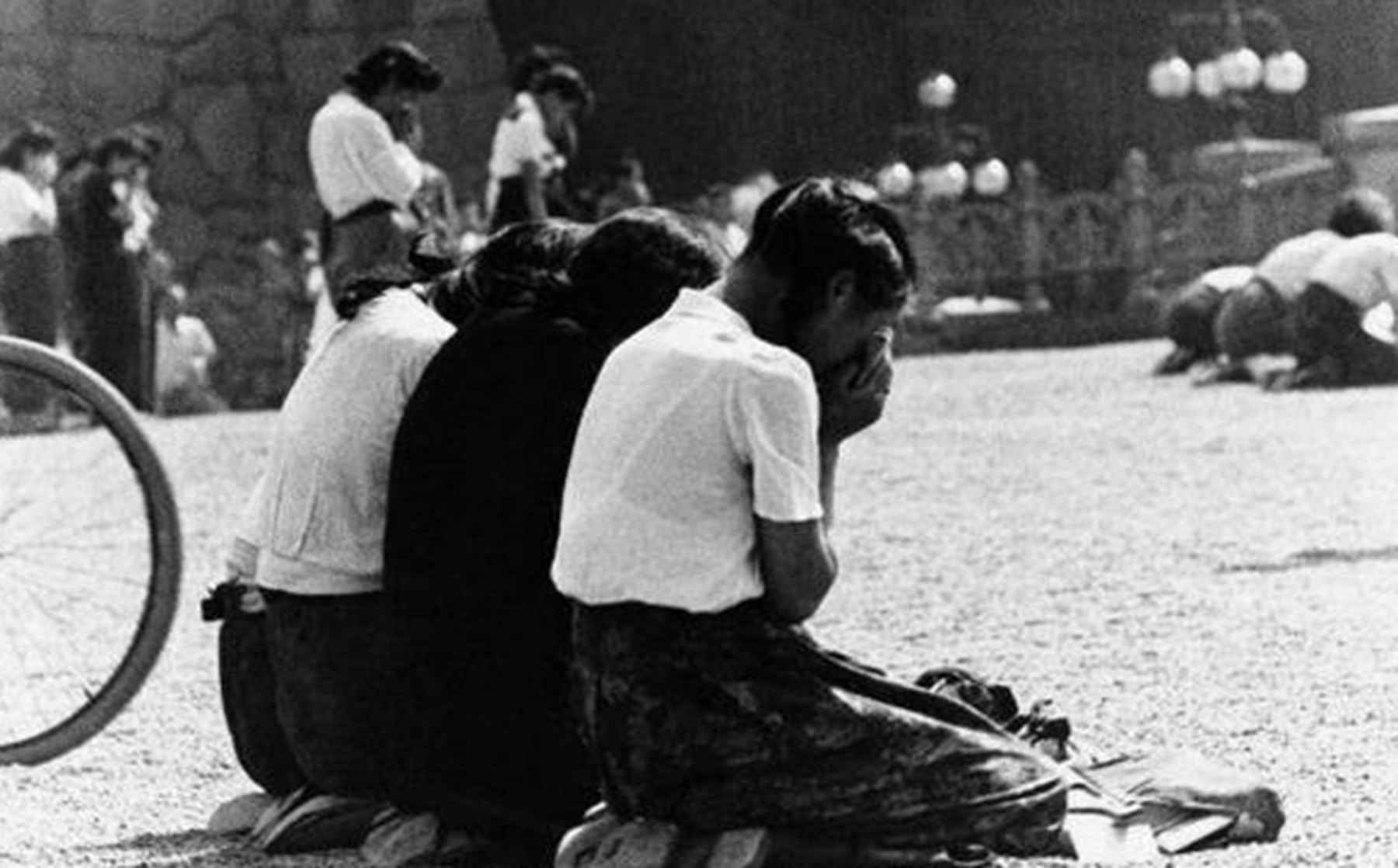 日本天皇宣布投降的时,日本民众是什么表情?一致的让人害怕