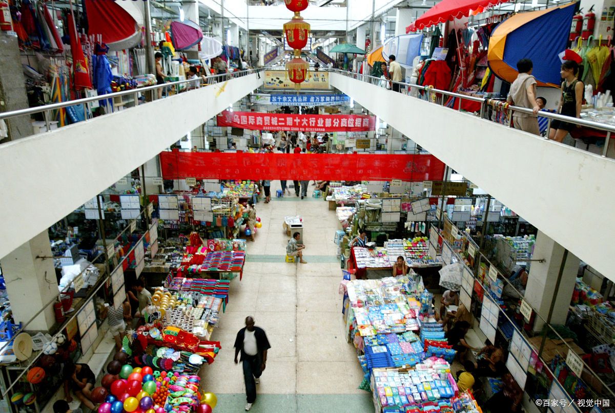 义乌小商品市场,周边一些城中村仓库里甩卖的尾货,还有如五爱库存街等