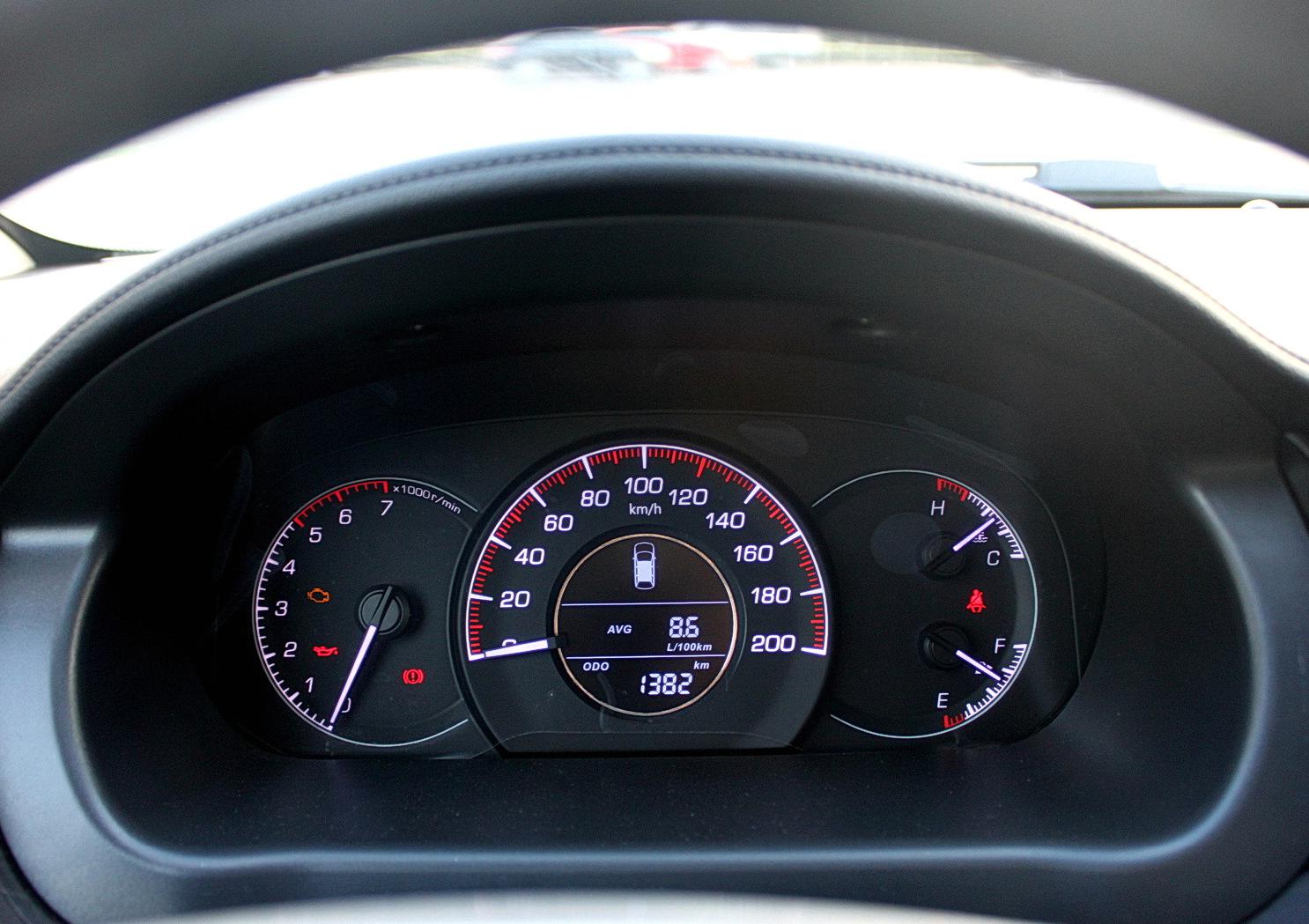 《比速m3》仪表盘设计也是非常亮眼的非常犀利,仪表盘灵动小巧很美观