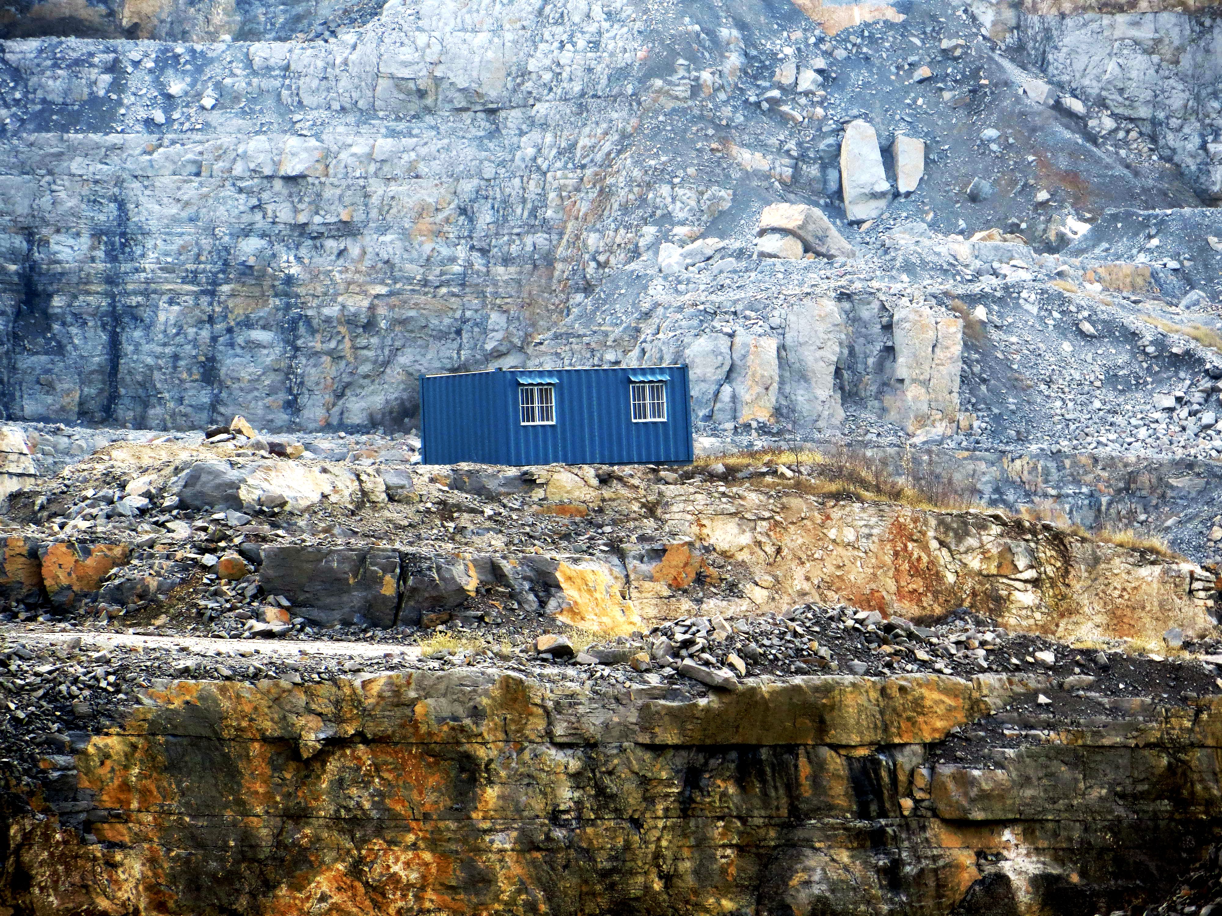 青州文登镇有一个废弃的矿山,风景优美,气势壮观,值得一游