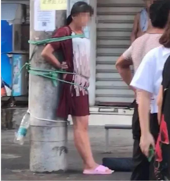 女子超市偷17元猪肉,被绑在电线杆上示众,女子:做饭需要猪肉