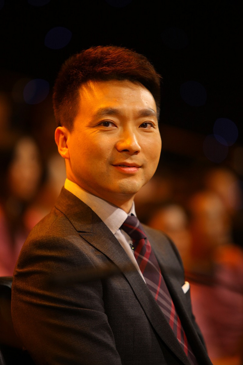 央视的名嘴康辉,这次算是彻底剥下了美国金融体系的内裤.