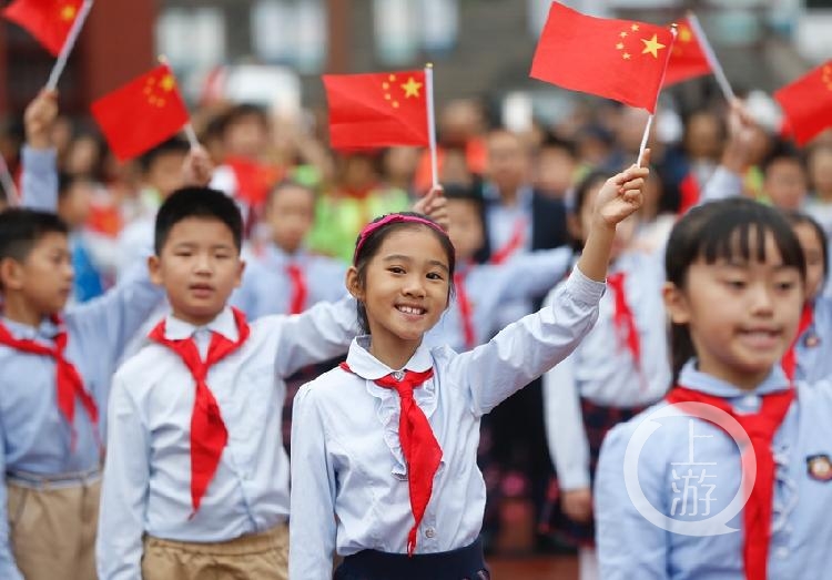 人民广场举行庄严升国旗仪式全市青少年上好爱国主义教育第一课