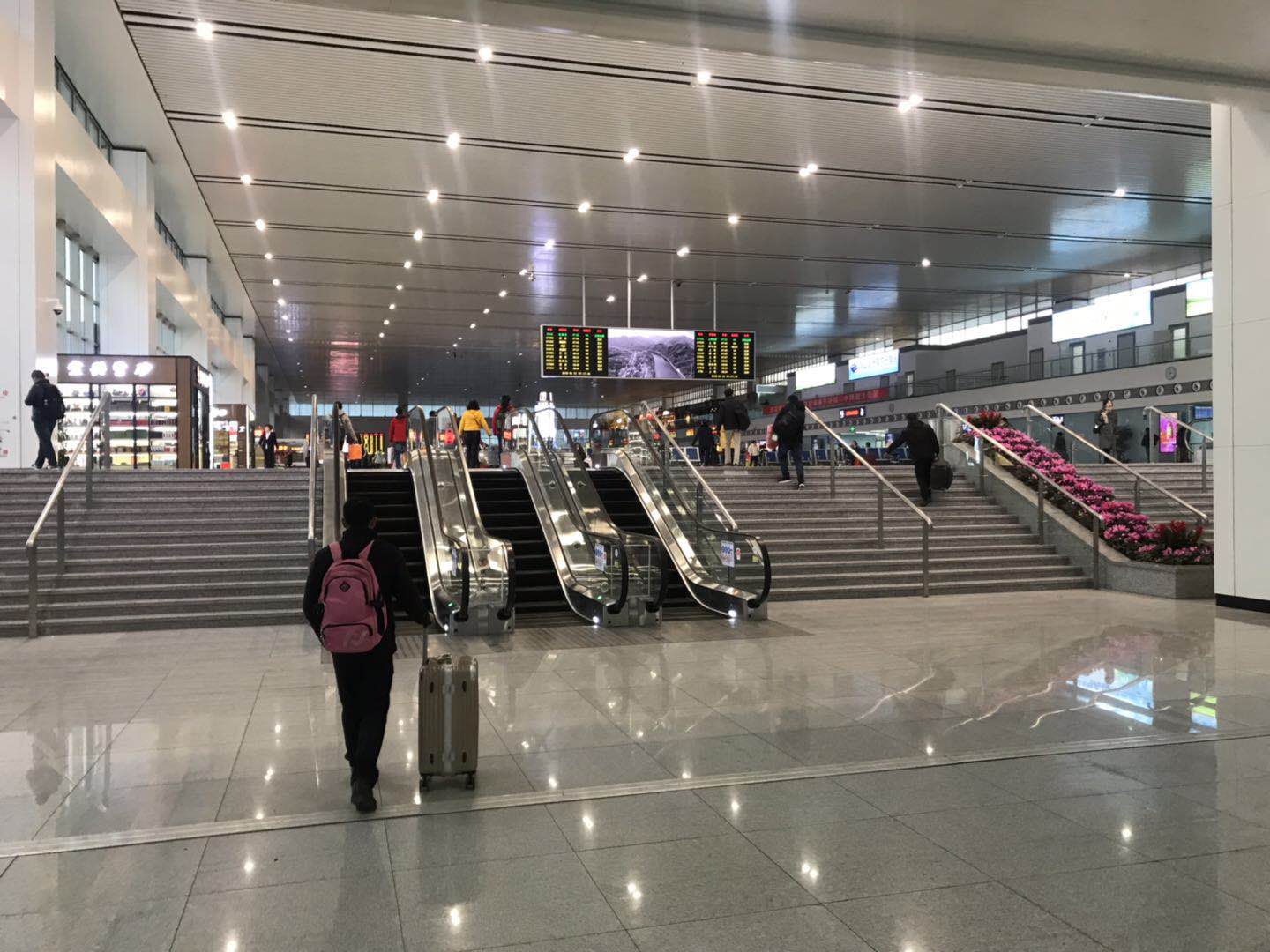 无锡火车站南广场修建新开后迎来首个春运,人脸识别方便又快捷