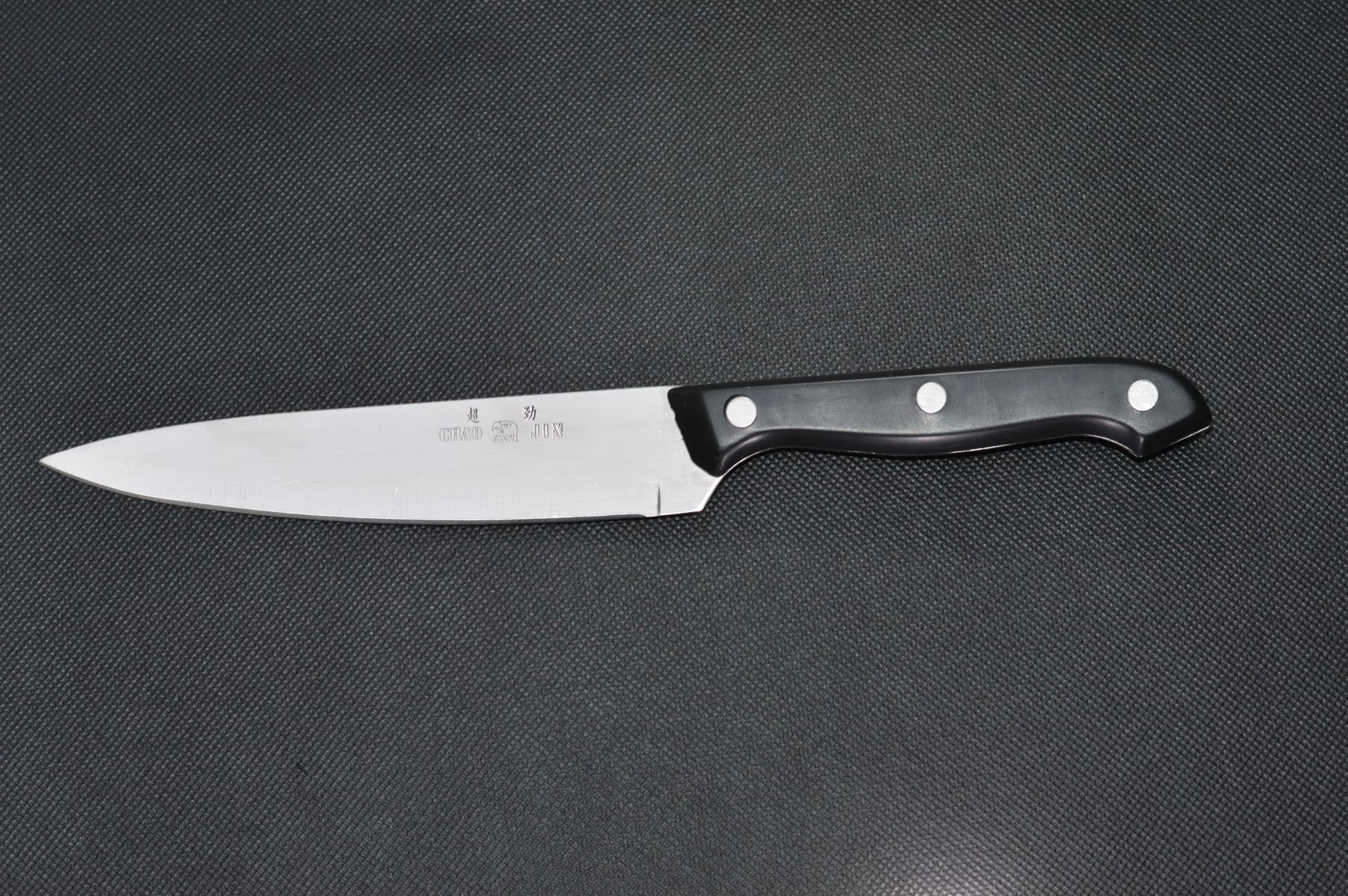 女大学生欲持刀乘地铁,被拒后对民警大打出手!笑称:最多拘15天