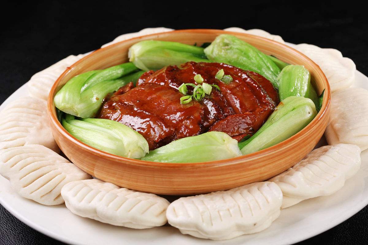 酱梅肉荷叶饼是晋中传统名菜,它不柴不腻香烂醇厚.