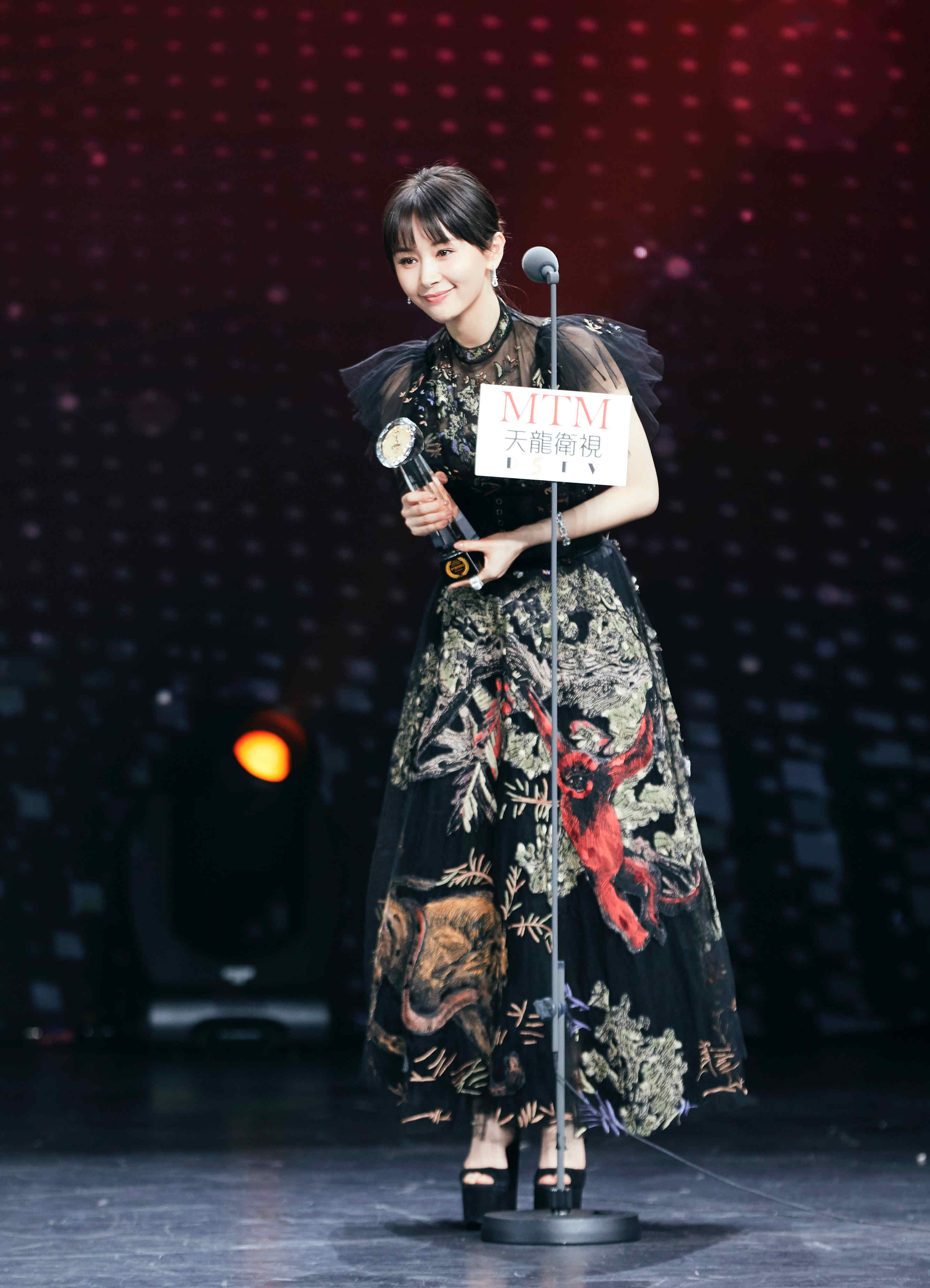 仅今年,王子文就一举拿下了dior,frde等四大国际奢侈品牌的代言,及登