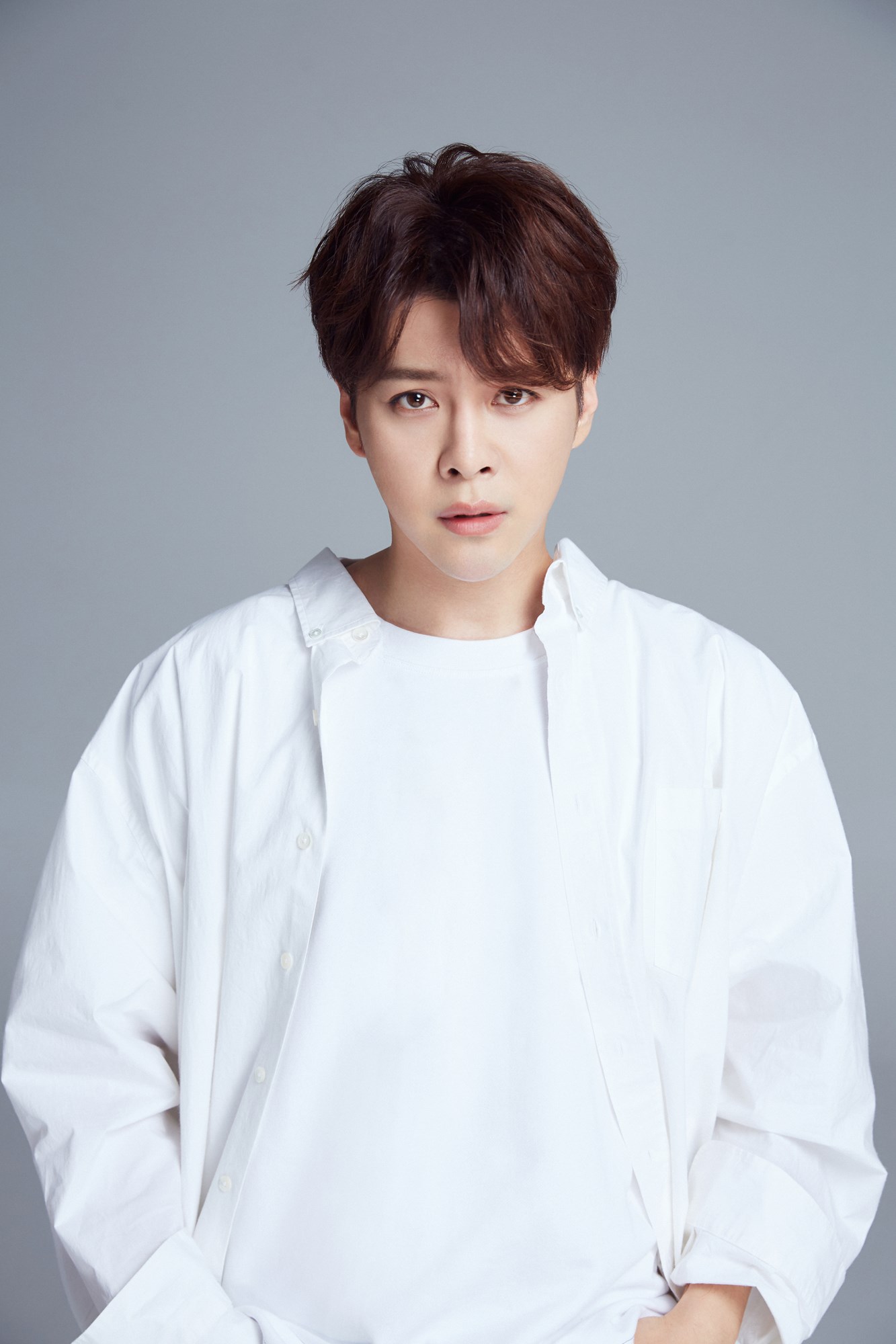 炎炎夏日白色怎麽穿?徐海乔最新写真清爽解答