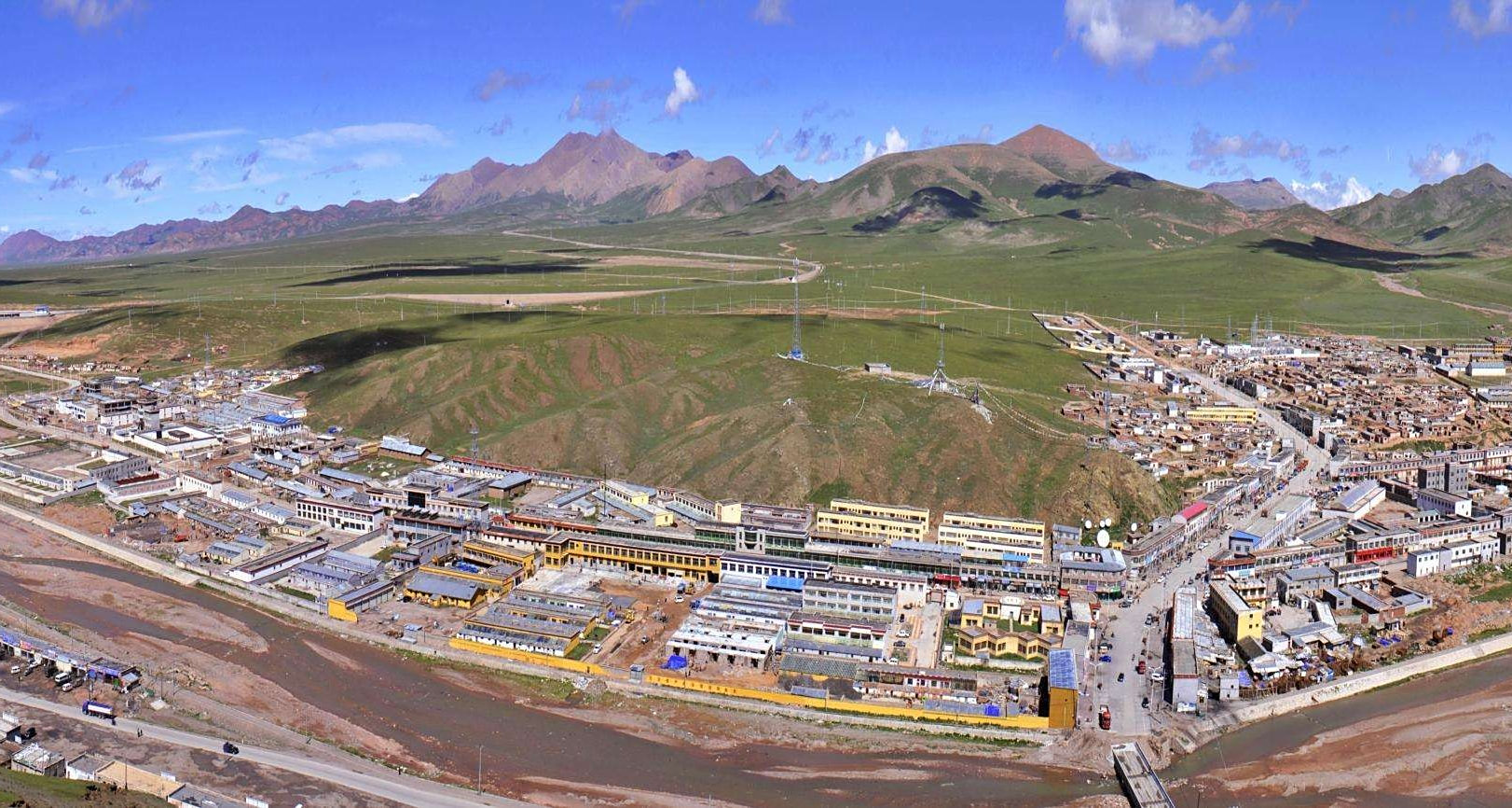 嘉黎县:辖2个镇,8个乡.总人口31538人(2014年).总面积13238平方公里.