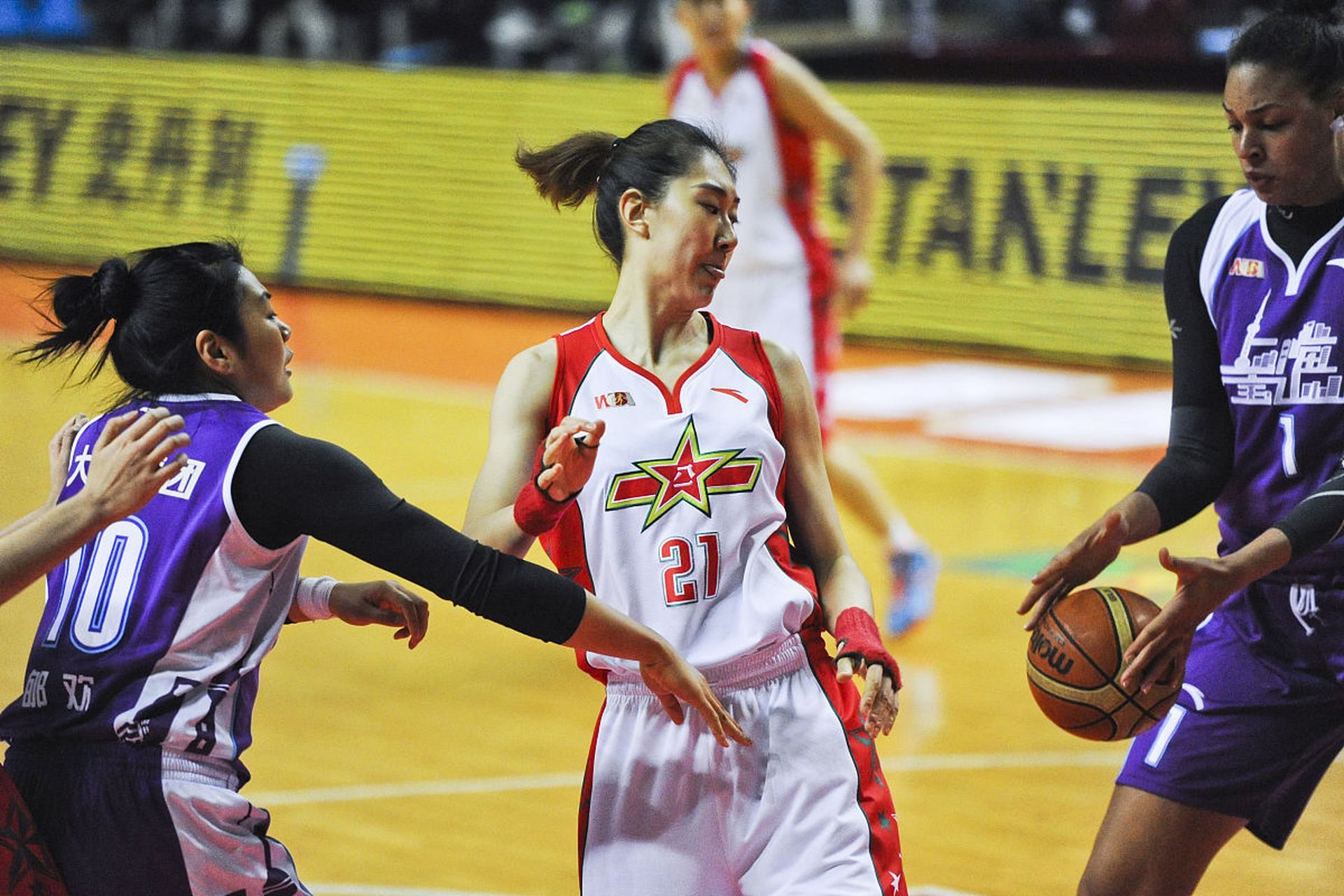 四川女篮花了100万美元签下了坎贝奇!坎贝奇是一位32岁的球员,身高2.