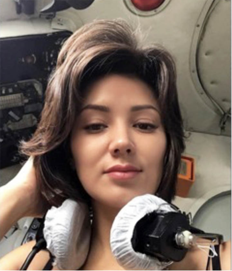 俄罗斯女乘客疑似无证开飞机,飞行员一旁指导