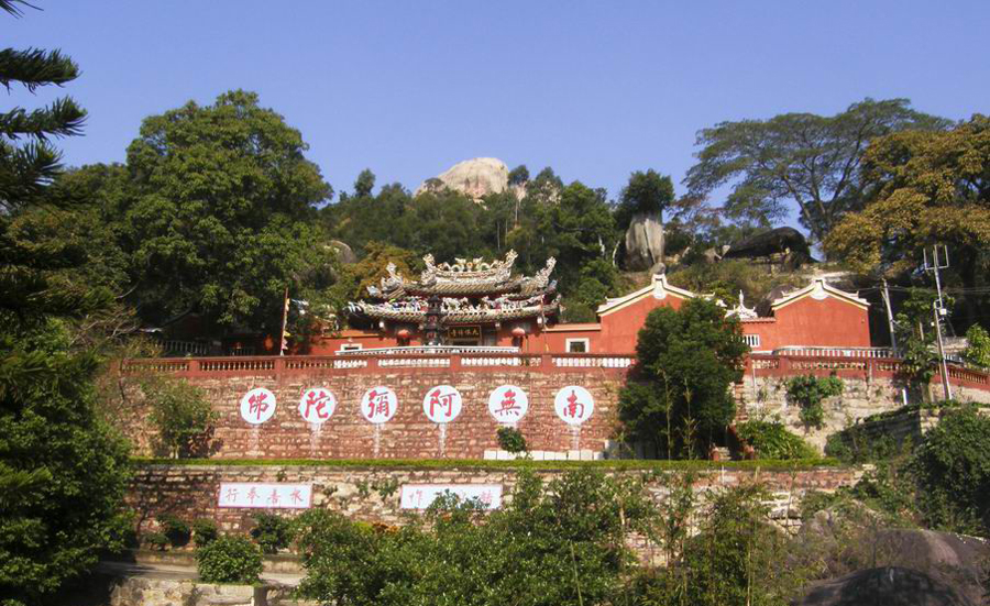 福建漳州西南部一个县,和广东潮州相邻,拥有乌山景区