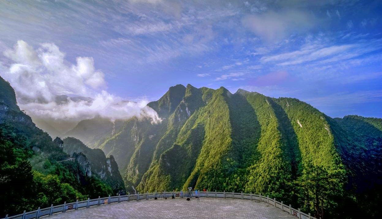 这个景区就是武陵山大裂谷,是非常出名的4a级景区,这里有高海拔的栈道