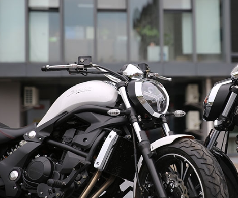 实拍首款中量级运动巡航太子车吉铭雷神500!