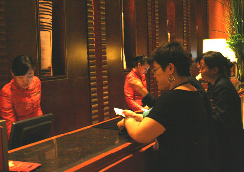 旅行时那些0晨住宿的女生,前台总瞪她们,说白了就因这3点!