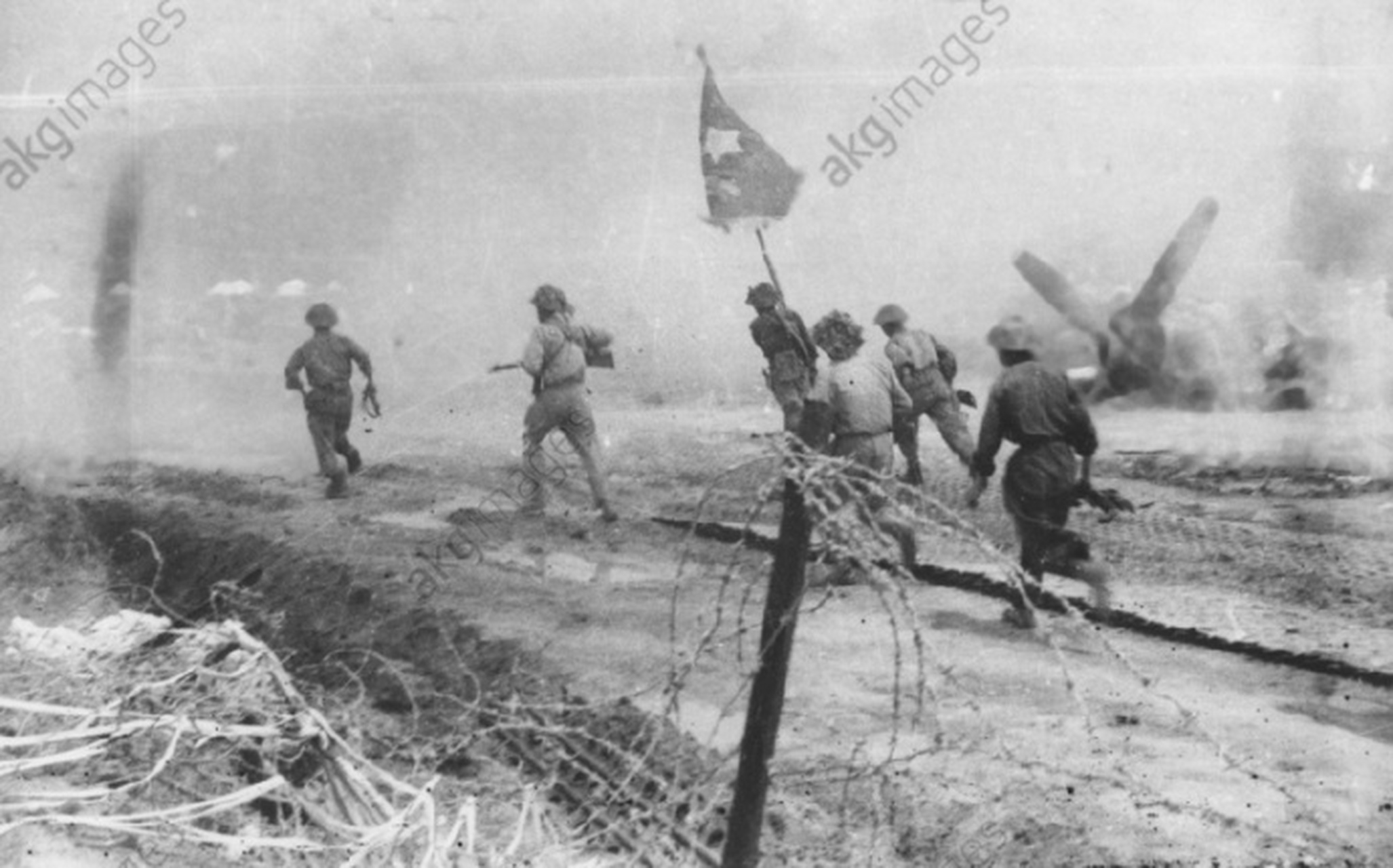 奠边府战役中冲锋的越军,1954年摄.